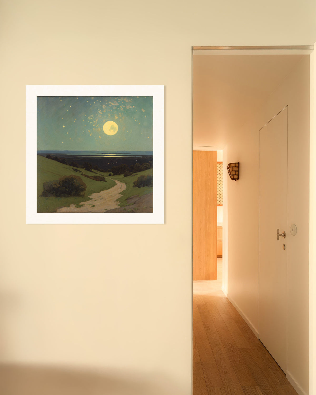 Póster Luna llena sobre las colinas: luna llena y estrellas sobre colinas verdes y un sendero sinuoso