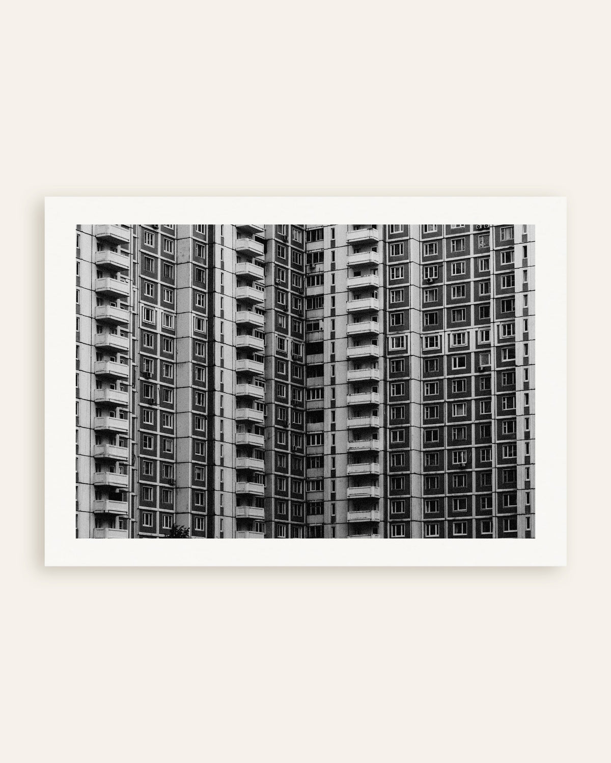 Póster «Cuadrícula de ventanas de un bloque de pisos», miniatura