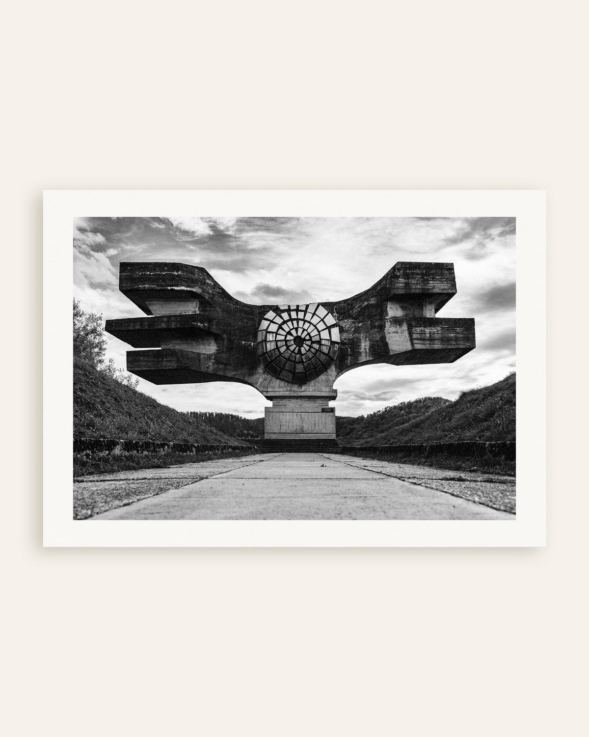 Póster «Monumento alado al final del camino», miniatura