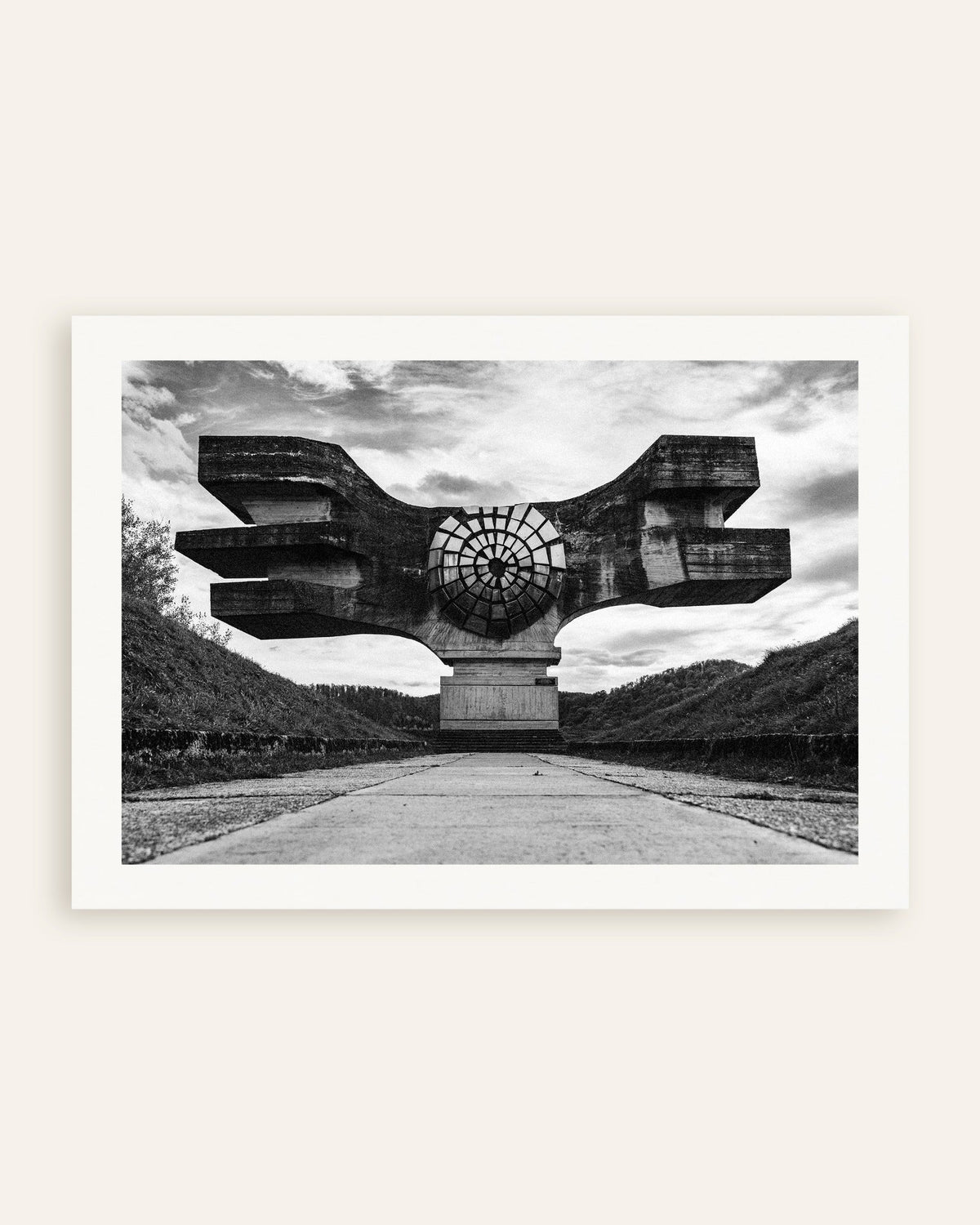 Póster «Monumento alado al final del camino», miniatura