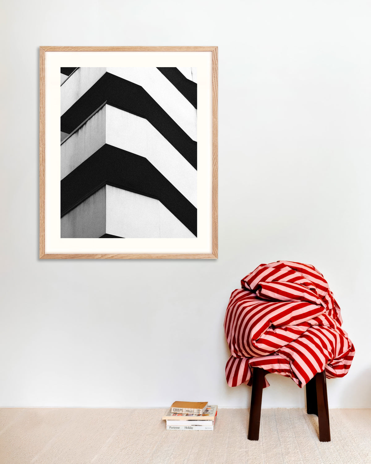 Póster «Balcones de hormigón en zigzag», con marco de madera natural