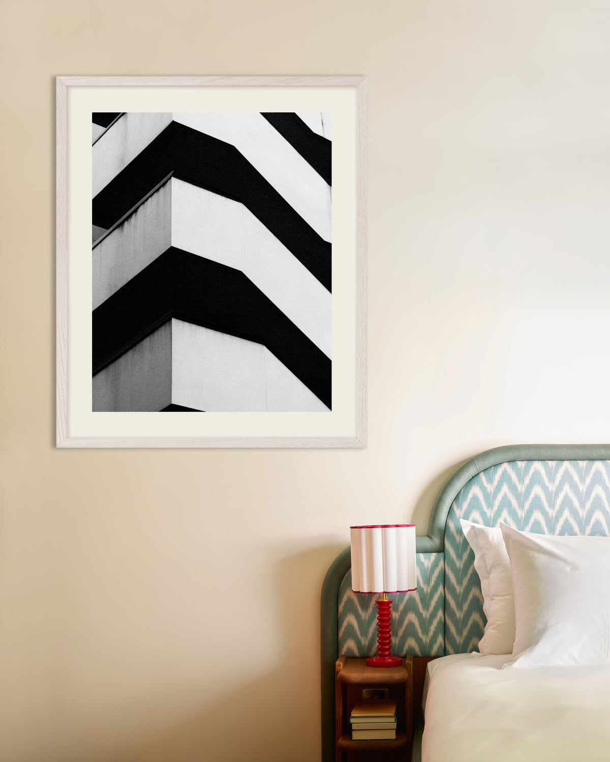 Póster «Balcones de hormigón en zigzag», con marco de madera blanca